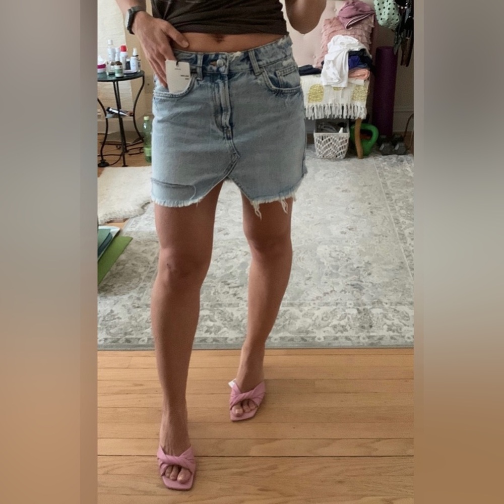 Zara NWT mid-rise mini skirt, denim; size small